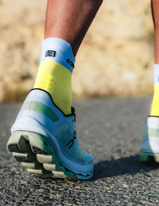 Compressport Unisex's Pro Racing Socks v4.0 Run High - Safe Yellow/White