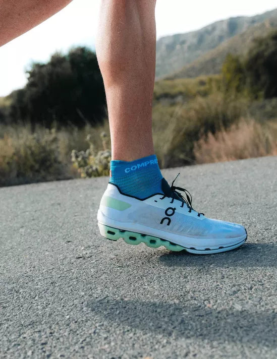 Compressport Unisex's Pro Racing Socks v4.0 Run Low - Niagara Blue/White