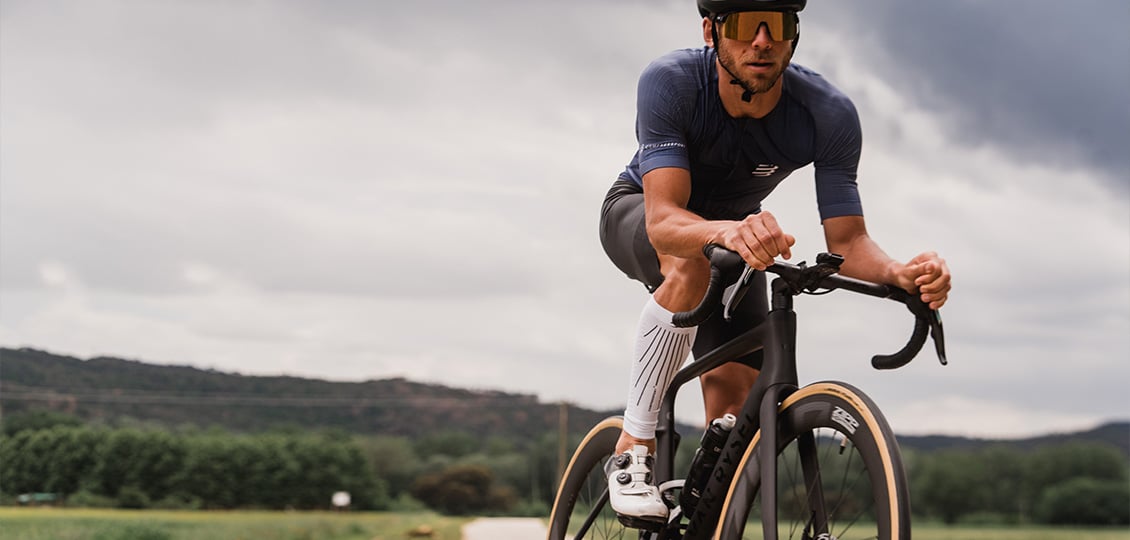 Compressport Unisex's R2 AERO Calf Sleeves - White/Black