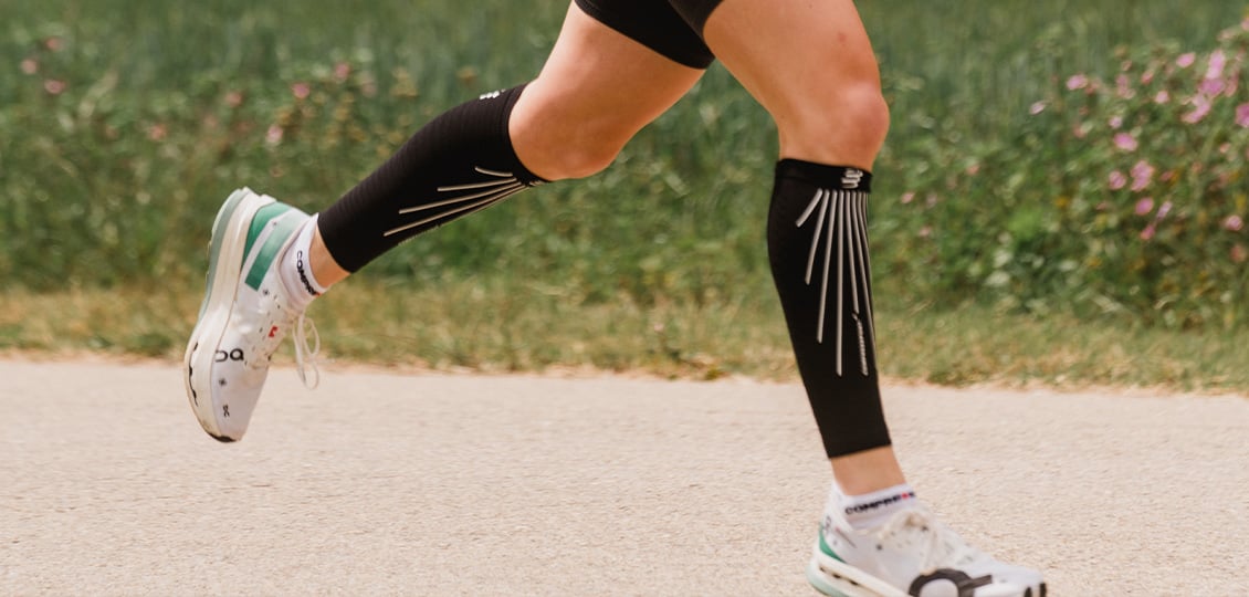 Compressport Unisex's R2 AERO Calf Sleeves - Black/White