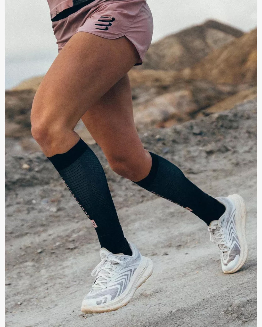 Compressport Unisex's R2 Aero 2.0 Calf Sleeves - White/Black