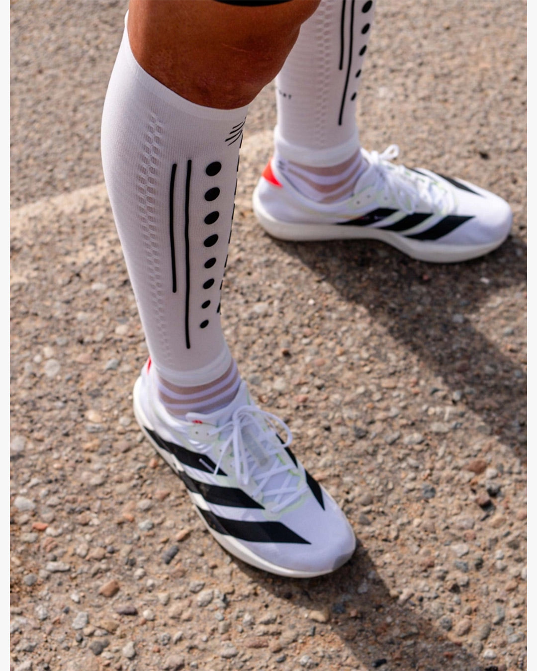 Compressport Unisex's R2 Aero 2.0 Calf Sleeves - White/Black