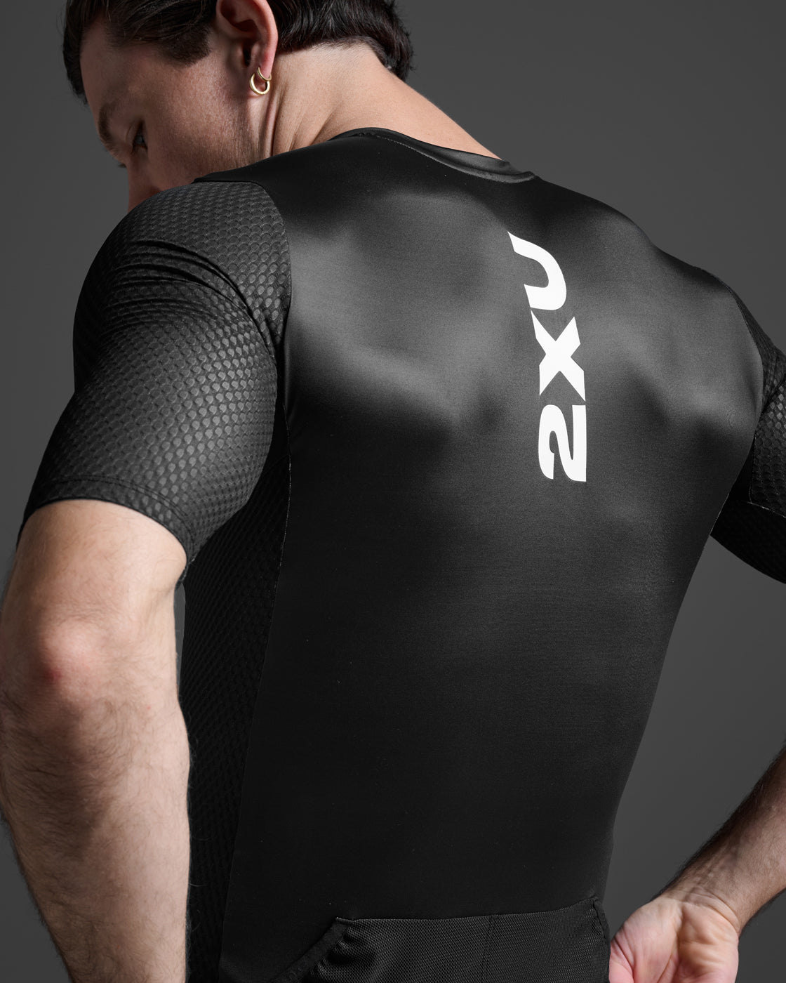 2XU Men's Aero Hex Tri Sleeved Top MT7395A - Black/White