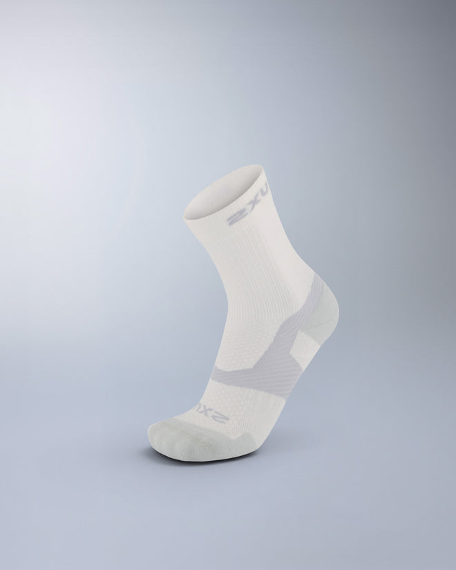 2XU Unisex's Vectr Light Cushion Merino Crew Socks - Chalk/Harbor Mist