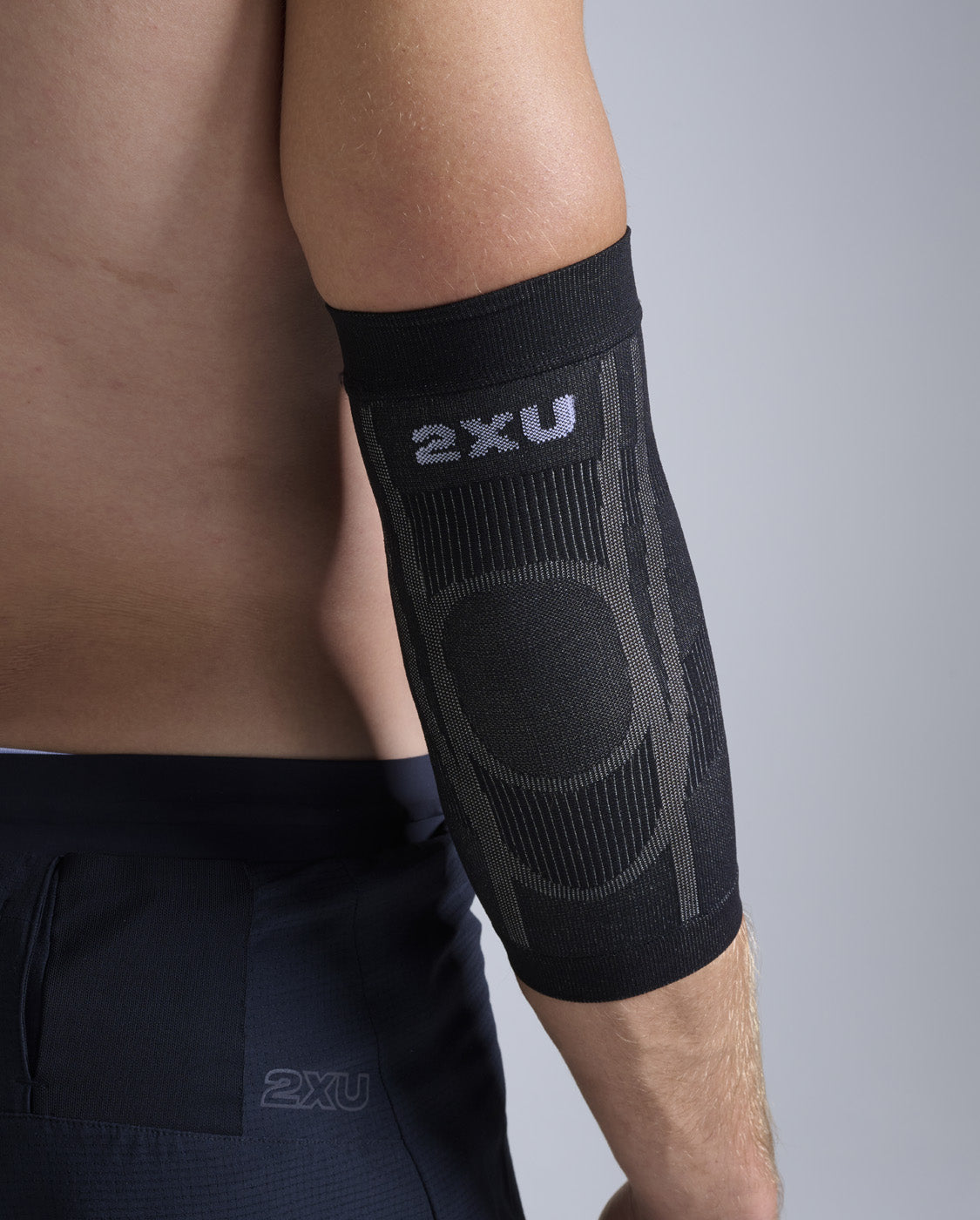 2XU Unisex's Pain Relief Elbow Support Sleeves - Grey/Black