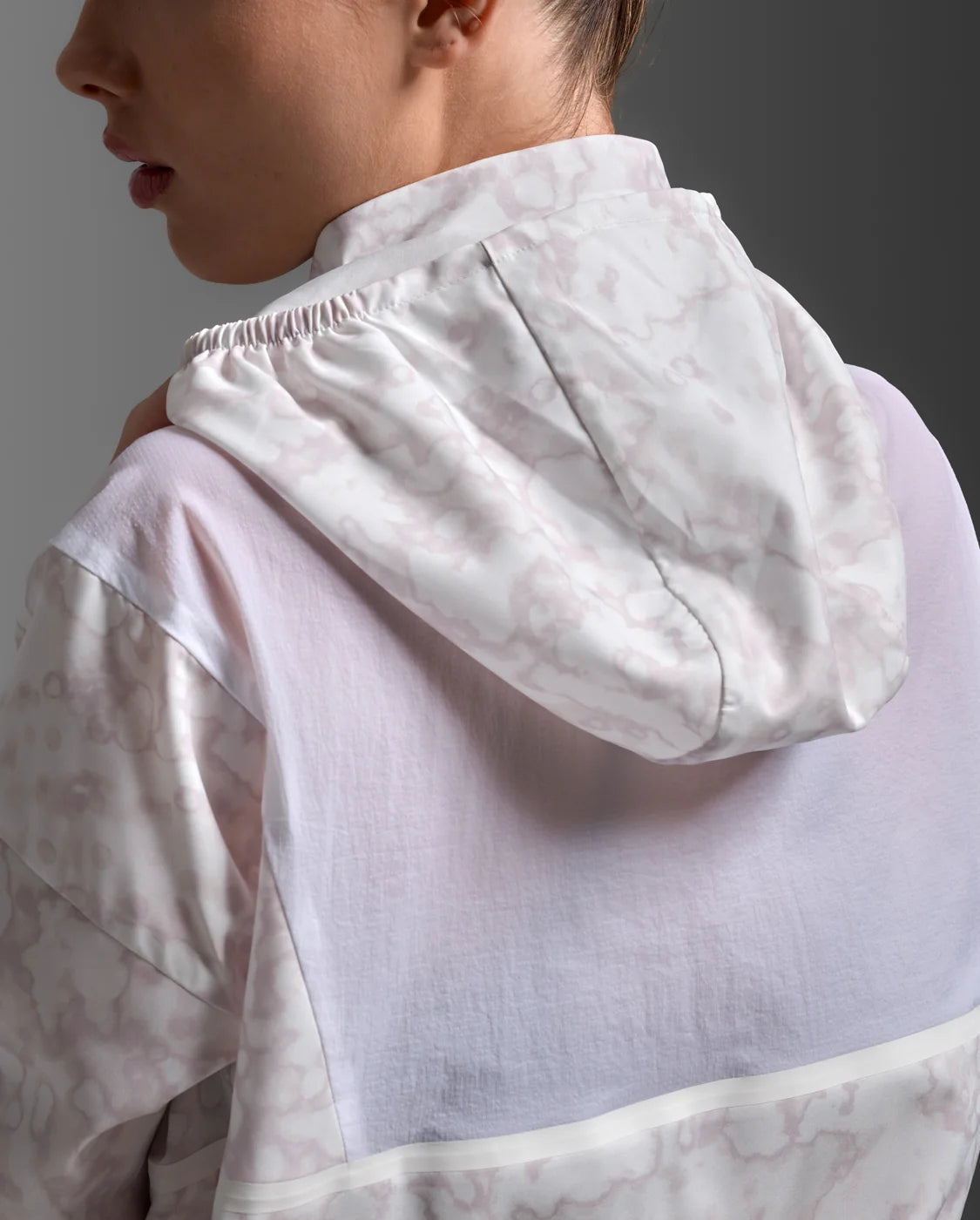 2XU Women's Aero Sheer Windbreaker - White Breccia/White Reflective