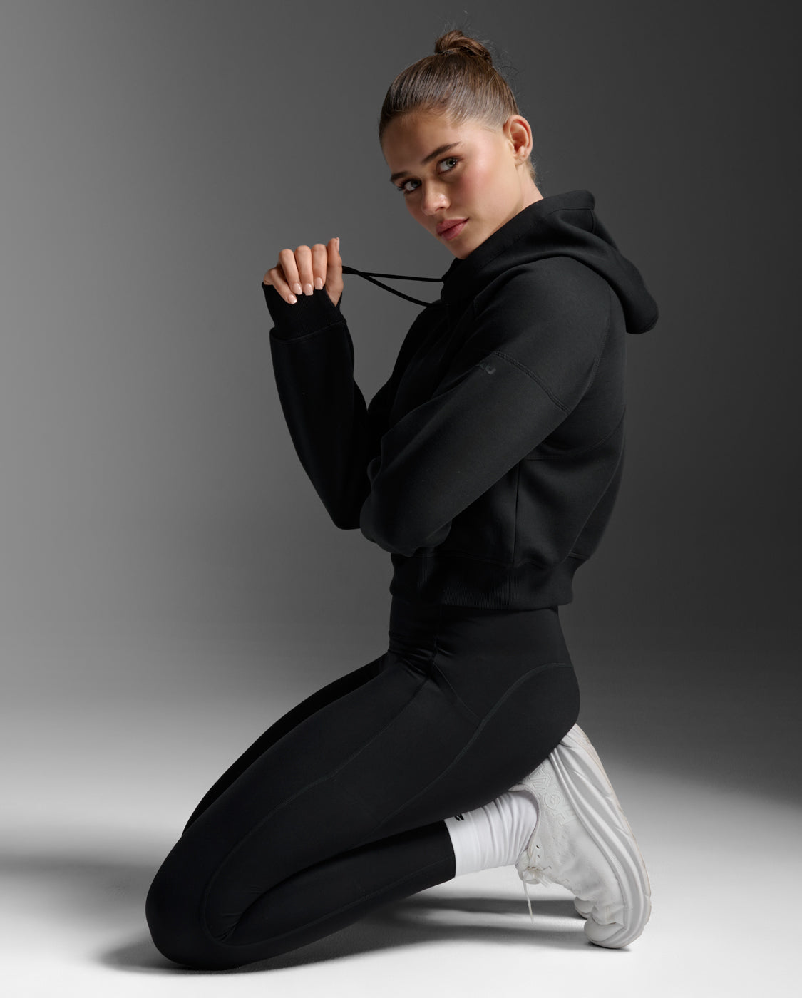 2XU Women's Form Smooth Spacer Crop Hoodie - Black/Black