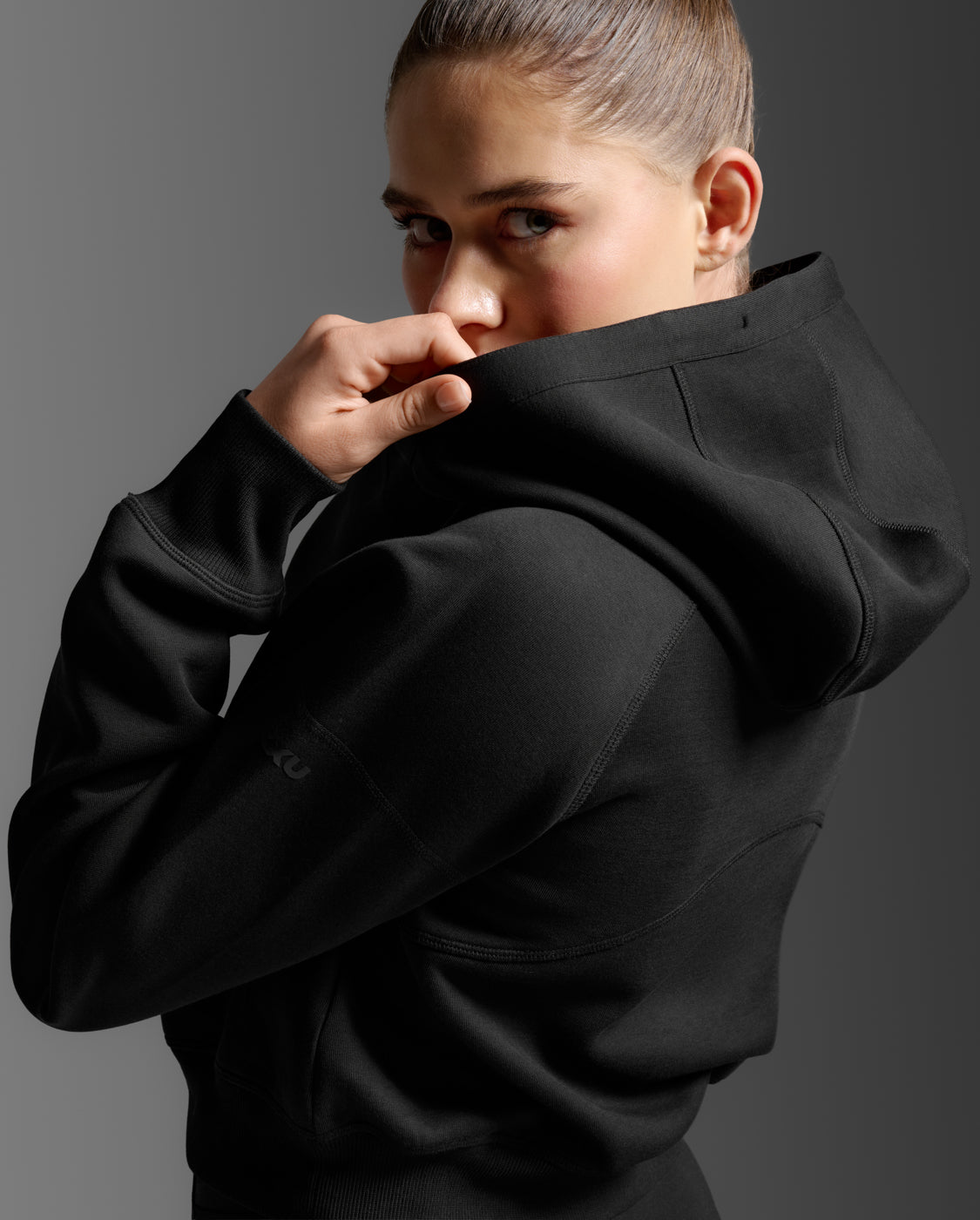 2XU Women's Form Smooth Spacer Crop Hoodie - Black/Black