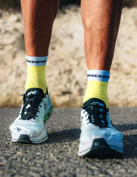 Compressport Unisex's Pro Racing Socks v4.0 Run High - Safe Yellow/White
