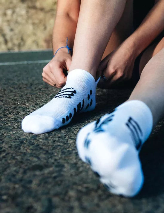 Compressport Unisex's Pro Racing Socks v4.0 Run Low - White/Black
