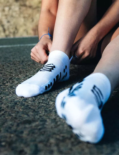 Compressport Unisex's Pro Racing Socks v4.0 Run Low - White/Black