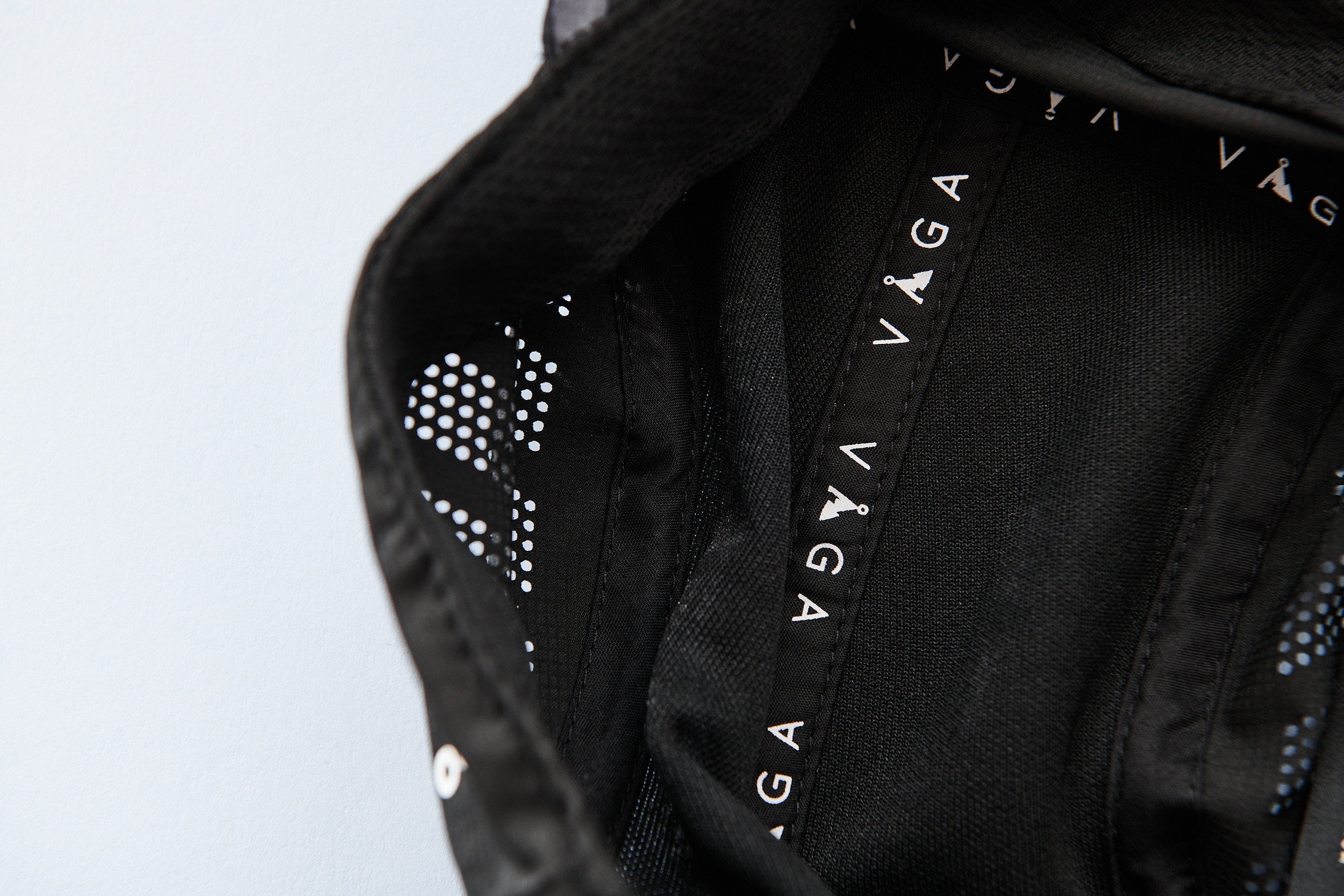 VAGA Feather Racing Cap - Black/Charcoal/Mist Grey/White