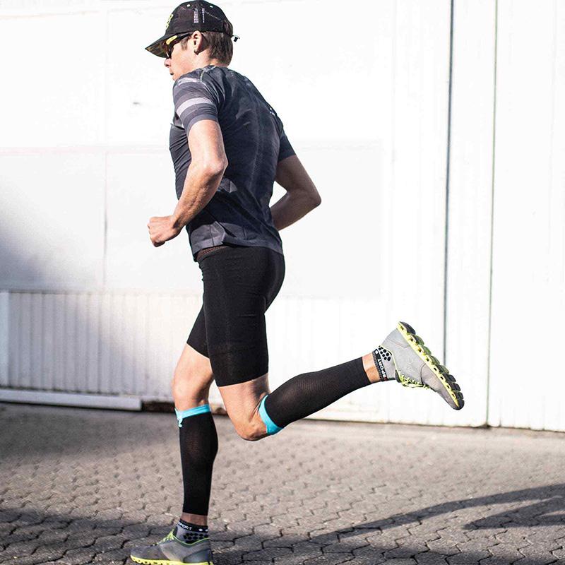 COMPRESSPORT RUN UNDER CONTROL SHORT-BLACK (AM00022B_990)