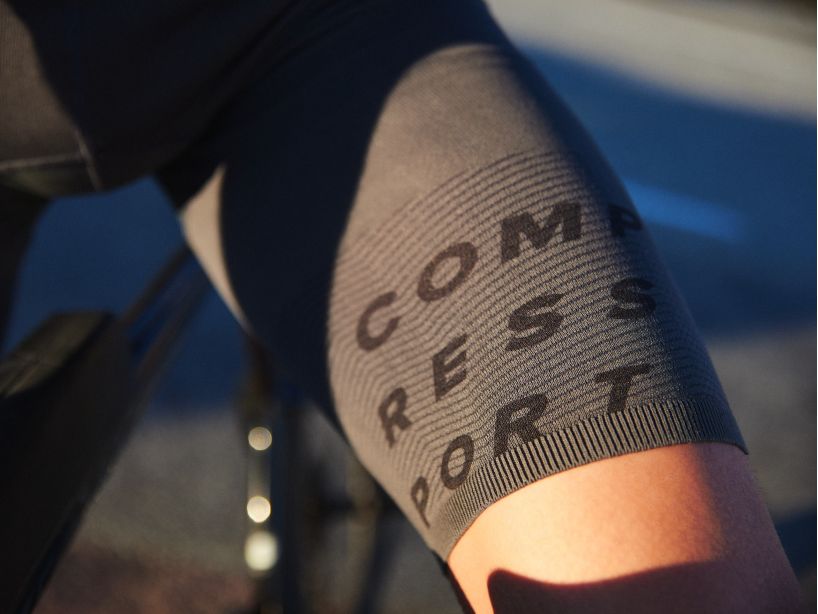 Compressport Men's Aero SS Trisuit - Black/Red AM00126B_906